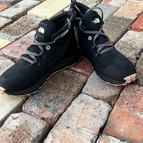 North Face black winter boots w pops of pink - Picture 1 of 8